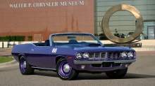 Сиреневый Plymouth Cuda 71 года у входа в музей Chrysler